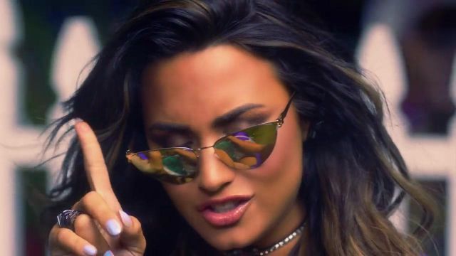 Sun-glasses Demi Lovato in the clip Sorry not sorry