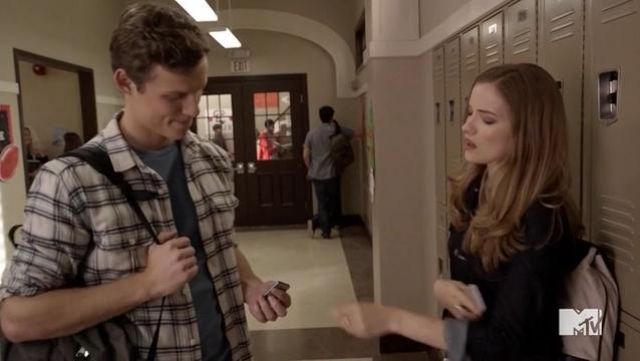 Le sac à dos de Emma Duval (Willa Fitzgerald) dans Scream S01E03