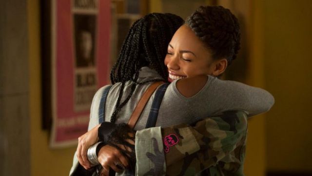 The crest skull rose Samantha White (Logan Browning) in " Dear White People S01E01