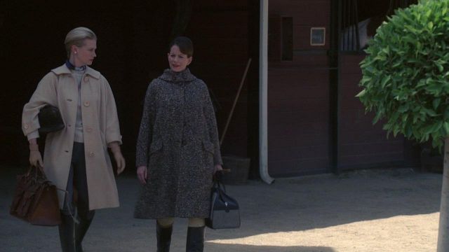Le man­teau beige de Betty Dra­per (Ja­nuary Jones) dans Mad Men S02E01