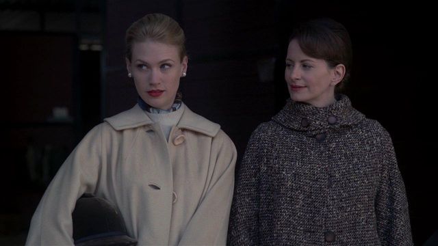 The sweater cream Betty Draper (January Jones) in Mad Men S02E01