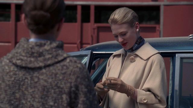 The gloves of Betty Draper (January Jones) in Mad Men S02E01