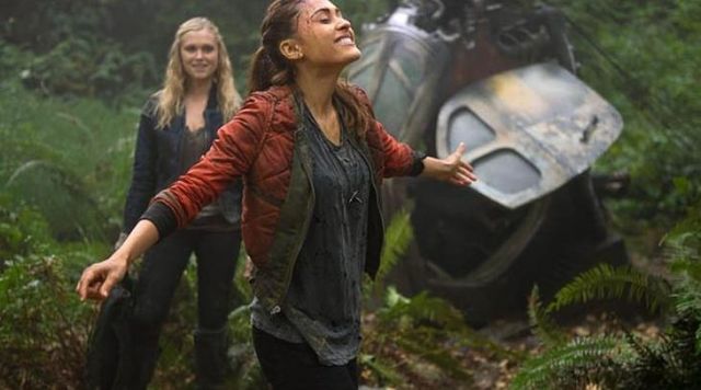 Bomber red Raven Reyes (Lindsey Morgan) in The 100 (S01E05)
