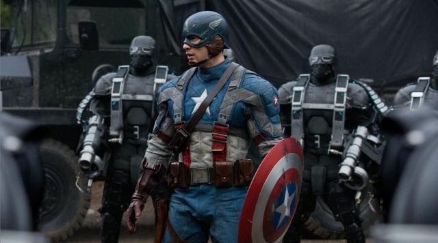 The costume of Captain America / Steve Rogers (Chris Evans) in Captain America : First Avenger