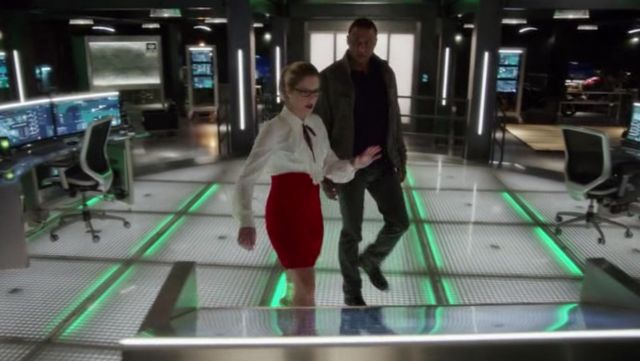 The red dress and white Miu Miu of Felicity Smoak / Overwatch (Emily Bett Rickards) in Arrow, S05E21