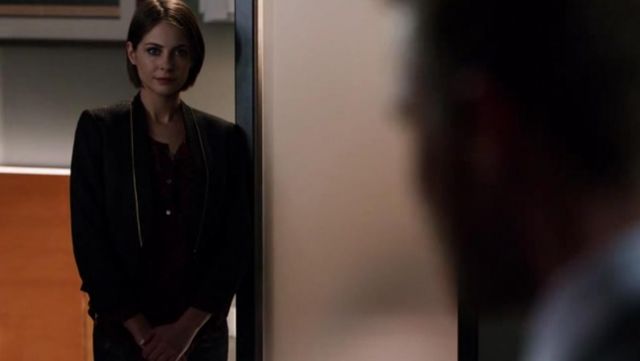 Le chemisier rouge en soie de Thea Queen (Willa Holland) dans Arrow S05E21