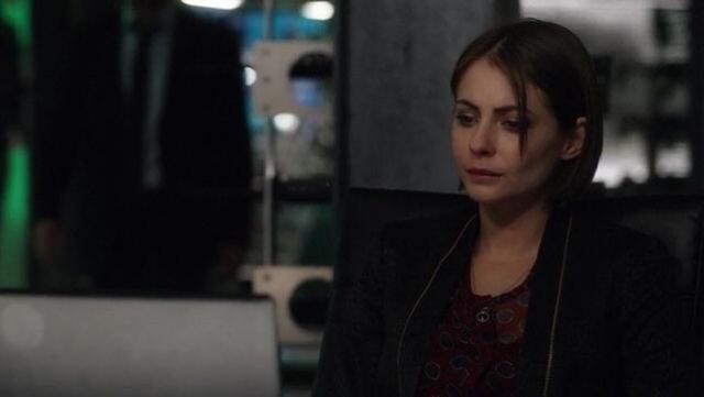 The red blouse in silk Isabel Marant Thea Queen (Willa Holland) on Arrow, S05E21