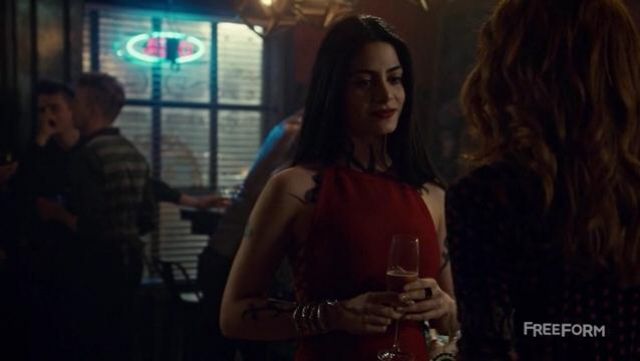 The red dress of Isabelle Lightwood (Emeraude Toubia) in Shadowhunters ...