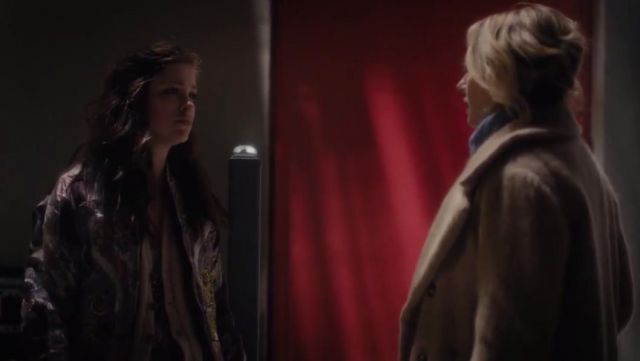 Le bomber rose Zara avec tigres de Sidney Pierce (Sophie Cookson) dans Gypsy S01E05