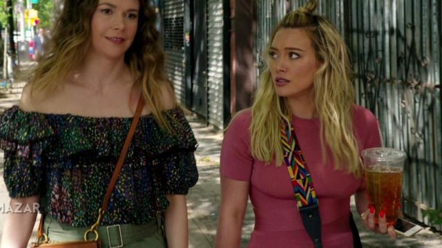 The removable shoulder strap embroidered with Kelsey Peters (Hilary Duff) in Younger S04E07