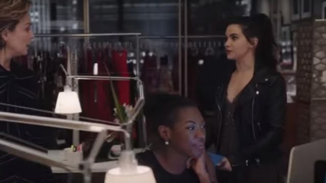 The leather jacket of Jane Sloan (Katie Stevens) in The bold type S01E02