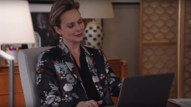 The jacket-flower Jacqueline Carlyle (Melora Hardin) in The bold type S01E02