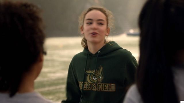 Le sweatshirt vert Track and Field de Casey Gardner (Brigette Lundy-Paine) dans Atypical S01E03