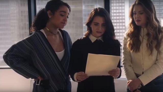 The striped jacket of Kat (Aisha Dee) in The bold type S01E02