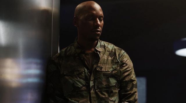 The shirt camouflage of Roman Pearce (Tyrese Gibson) in Fast and Furious 8