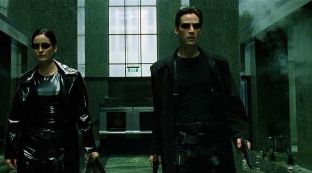 L'imperméable noir en cuir de Néo (Keanu Reeves) dans Matrix