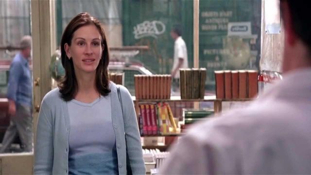 The top blue v-neck Anna Scott (Julia Roberts) fall in love at Notting Hill