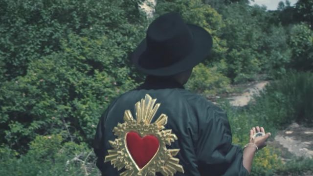 Le blouson avec un coeur dans le dos de Soprano dans son clip Coeurdonnier