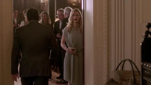 La robe plissée de Shelby Wyatt (Johanna Braddy) dans Quantico S02E19