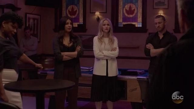 Top negro con bordes de encaje de Alex Parrish (Priyanka Chopra) en Quantico S02E22