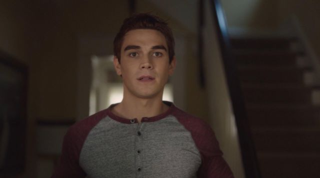 The gray t-shirt and bordeaux of Archie Andrews (K. J. Apa) in Riverdale