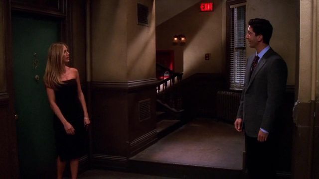 La robe noire de Rachel Green (Jennifer Aniston) dans Friends S07E01