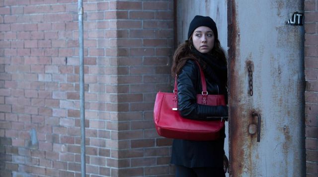 The red bag of Julia Wicker (Stella Maeve) in The Magicians S01E03