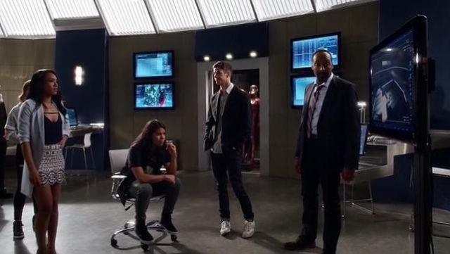 The skirt worn by Iris West (Candice Patton) in The Flash S03E04