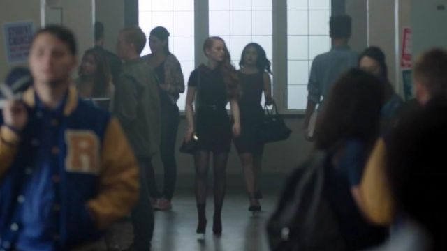 The ankle boots in velvet of Cheryl Blossom (Madelaine Petsch) in Riverdale S01E05