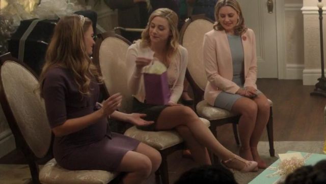 The heels rounded tips of Betty Cooper (Lili Reinhart) in Riverdale S01E08