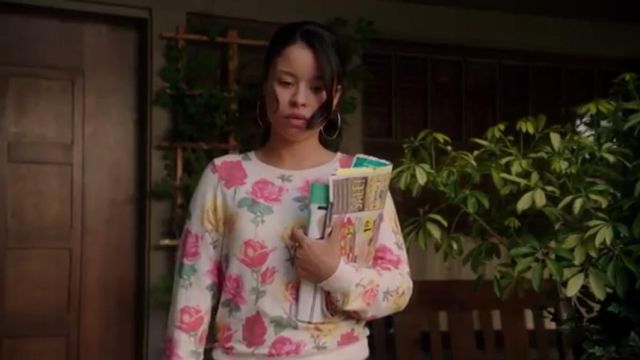Le sweat à fleurs WILDFOX de Mariana Foster (Cierra Ramirez) dans The Fosters S05E07