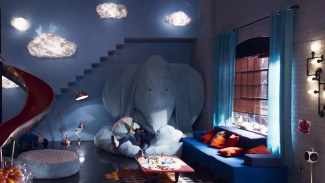 Lamp architect giant copper lounge in Gloria(Gloria Colston), and Samuel (Omar Sy) in Tomorrow it all starts
