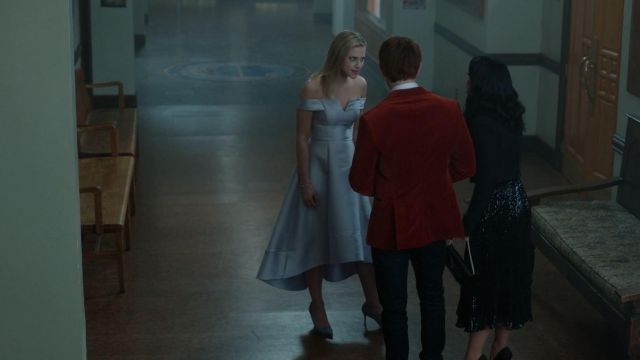 Court shoes grey of Betty Cooper (Lili Reinhart) in Riverdale S01E11