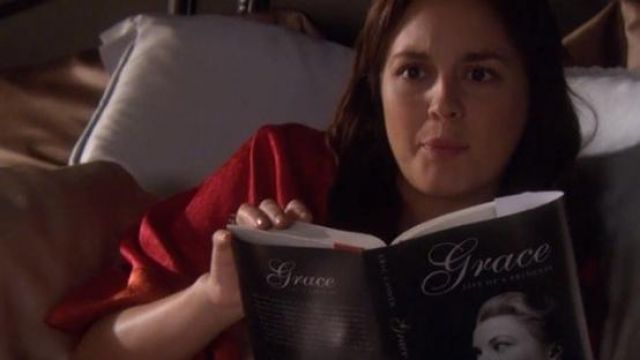 Le livre "Grace Kelly Life of a Princess" lu par Blair Waldorf (Leighton Meester) dans Gossip Girl S05E03