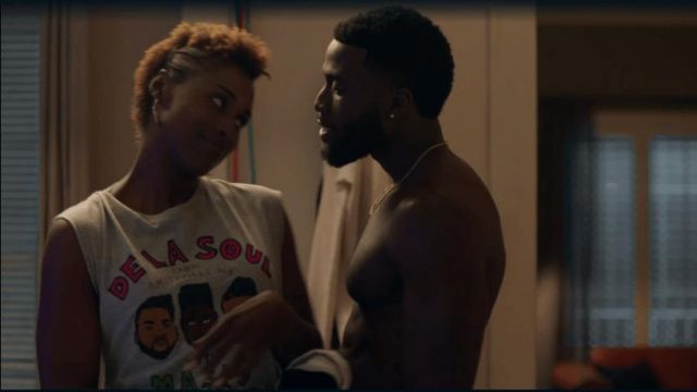 The t-shirt "Amityville" of The Soul Of Issa Dee (Issa Rae) in Insecure S02E05