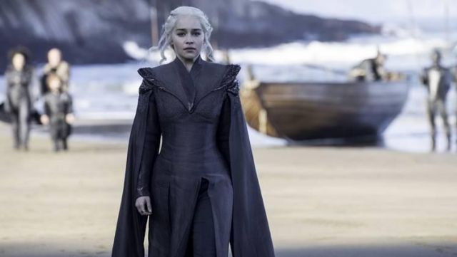 La robe noire de Dae­ne­rys Tar­ga­ryen (Emi­lia Clarke) dans Game of Thrones S07E01