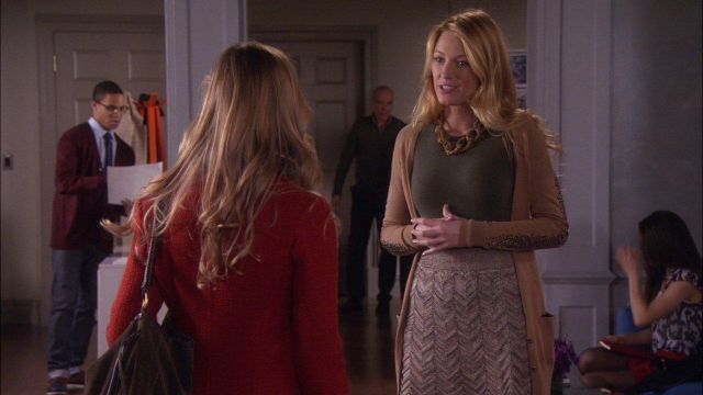 Le gros collier doré de Serena Van Der Woodsen (Blake Liverly) dans Gossip Girl (Saison 5 Épisode 18)