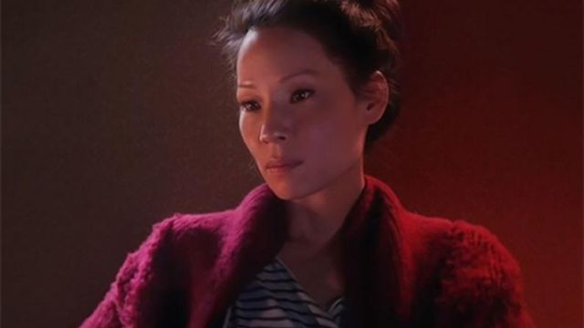 The vest bordeaux Dr. Joan Watson (Lucy Liu) in Elementary S04E06
