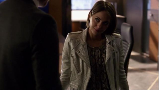 The jacket silver Thea Queen (Willa Holland) on Arrow, S05E21