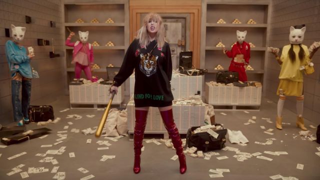 The sweatshirt Gucci with tiger and "Blind for Love" by Taylor Swift in her music video Look What You Me Do | Spotern