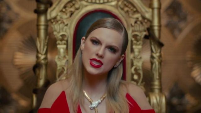 Collar de serpiente BVLGARI de Taylor Swift en el video musical 