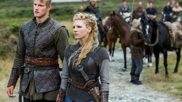 El brazalete vikingo de Björn Côtes-de-Fer (Alexander Ludwig) en la serie  Vikingos