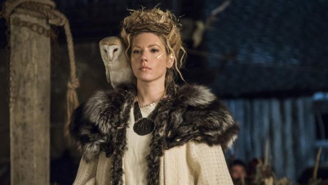 The gray fur of Lagertha (Katheryn Winnick) in Vikings S04E18