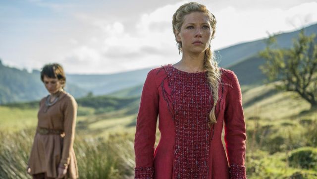 The red dress of Lagertha (Katheryn Winnick) in Vikings S02