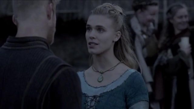 Le collier qu'Aslaug offre à Thor­run (Gaia Weiss) dans Vi­kings S02E10