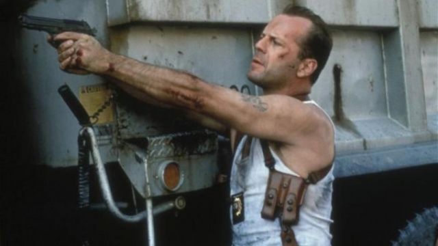 The authentic badge, holster and marcel John McClane (Bruce Willis) in Die Hard 3 : A day in hell