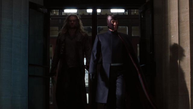 Les authentiques costume et casque de Magneto (Ian McKellen) dans X-Men