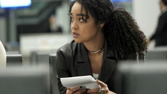 Le blazer noir en cuir de Kat (Aisha Dee) dans The Bold Type S01E09