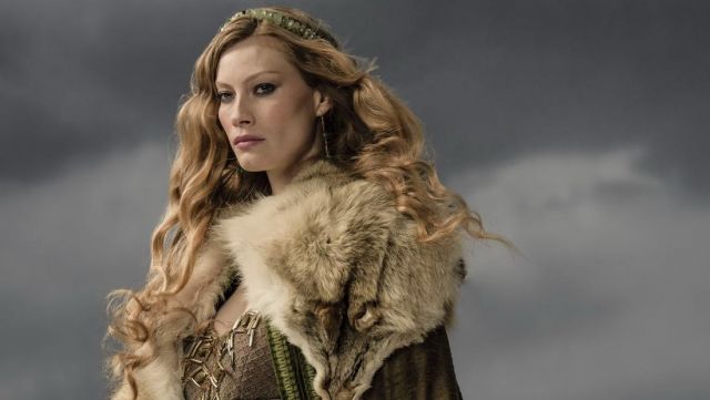 The earrings Aslaug (Alyssa Sutherland) in the Vikings season 4