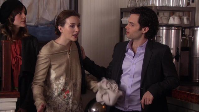 Le manteau à fleurs Cacharel porté par Blair Waldorf (Leighton Meester) dans Gossip Girl (Saison 5 Épisode 20)